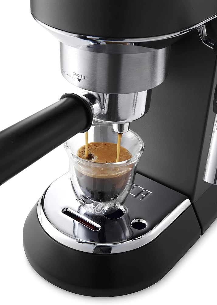 ماكينة إسبريسو De'Longhi Dedica EC685.BK بمضخة 15 بار وفوهة بخار للحليب 4