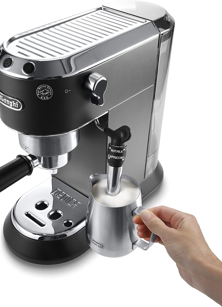 ماكينة إسبريسو De'Longhi Dedica EC685.BK بمضخة 15 بار وفوهة بخار للحليب 5